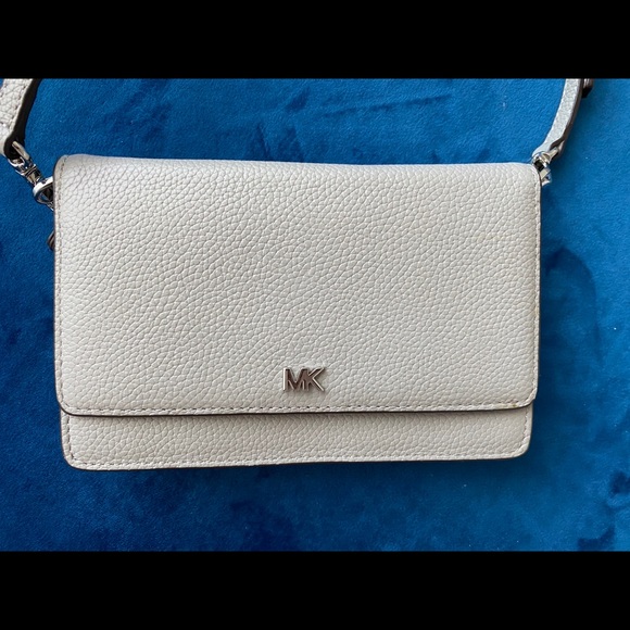 Micheal Kors Crossbody - Picture 1 of 7
